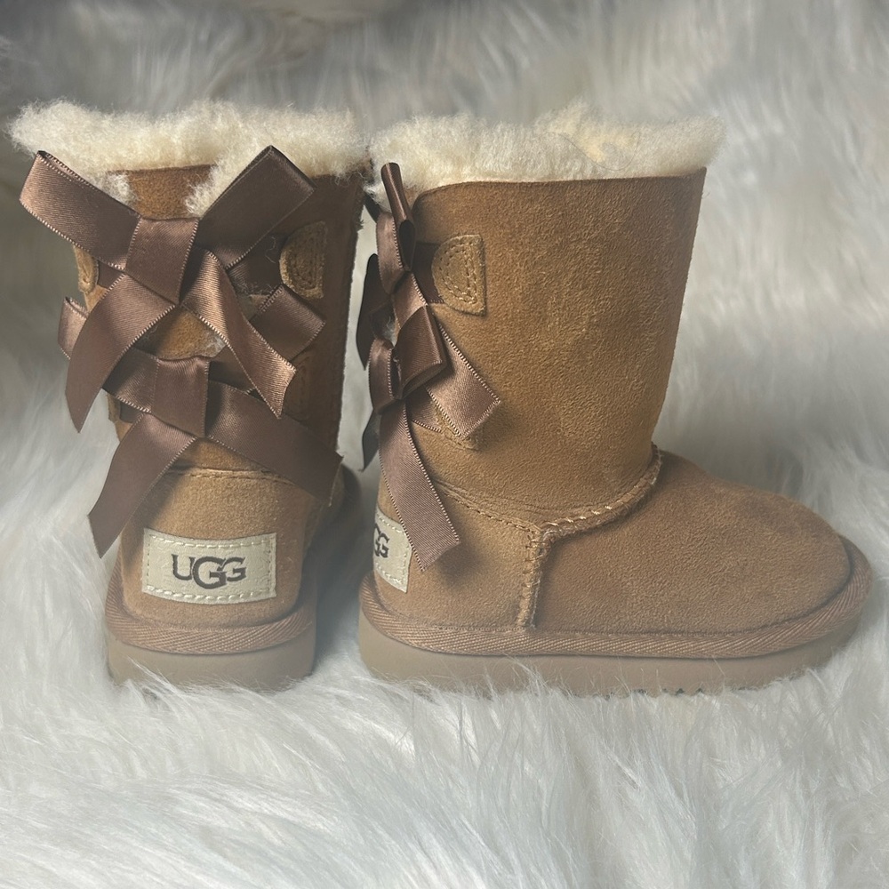UGG Boots UGG Toddler Girls Kids Bailey Bow II Boots Size 6 Chestnut UGG Booties - Picture 2 of 16